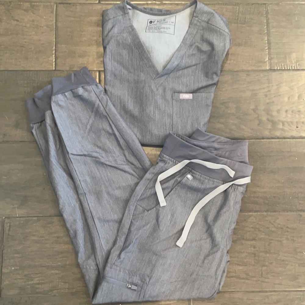 FIGS core scrub set in grey. XS/XSP